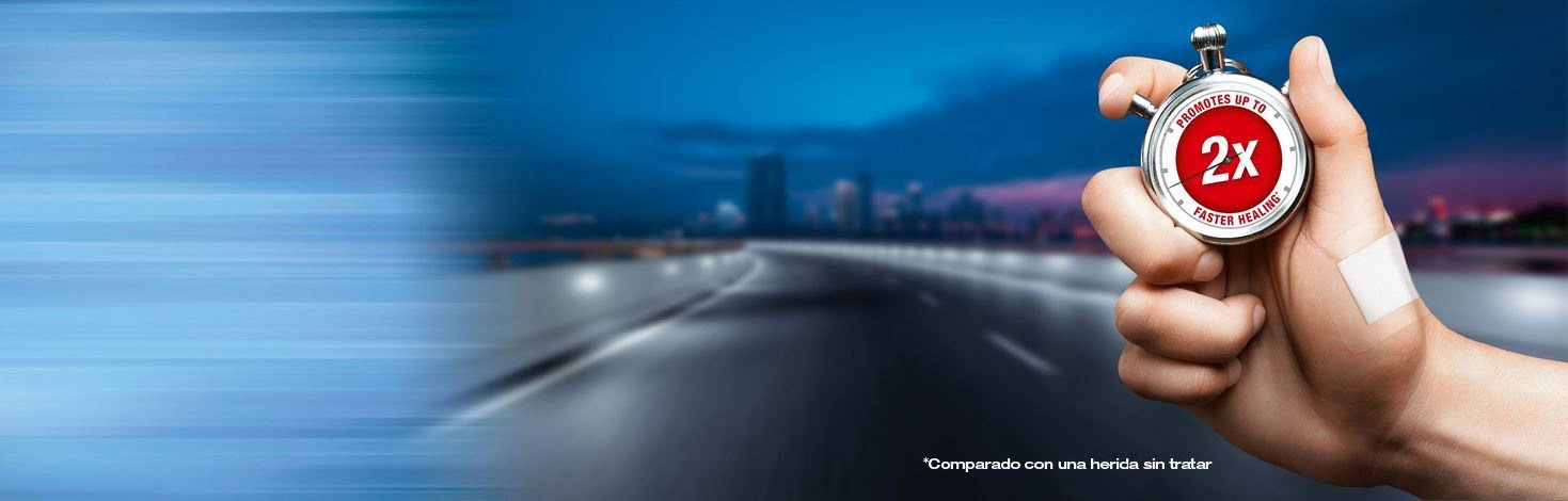 Mano femenina con un apósito para heridas Hansaplast Cura rápida, curación húmeda